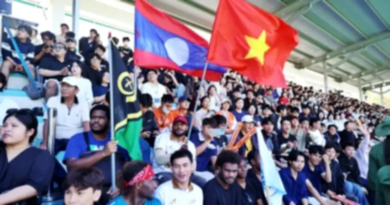 Sinh viên quốc tế từ Lào, Vanuatu, Belarus hòa nhịp cổ vũ tại TNSV THACO Cup 2026