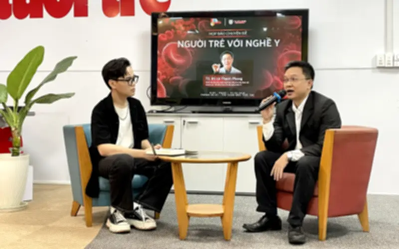 Sinh viên Văn Lang trực tiếp vận hành họp báo, học hỏi từ bác sĩ Lê Thanh Phong