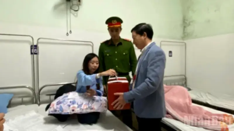 Sinh viên Y Dược Huế và bệnh nhân tích cực tham gia bầu cử với thùng phiếu lưu động