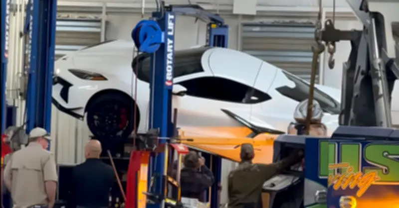 Siêu xe Chevrolet lên cầu nâng bị nghiêng sập, gara phải gọi gấp cứu hộ