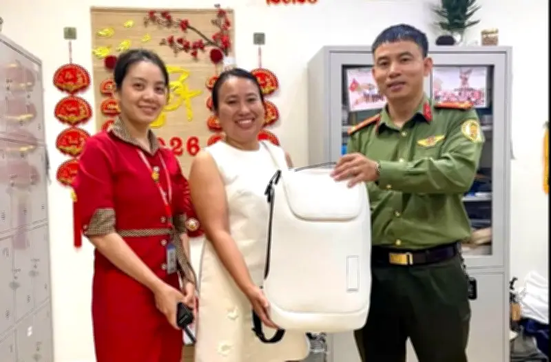 Sân Bay Đà Nẵng Trao Trả Tài Sản Gần 150 Triệu Đồng Cho Du Khách Ấn Độ Bỏ Quên