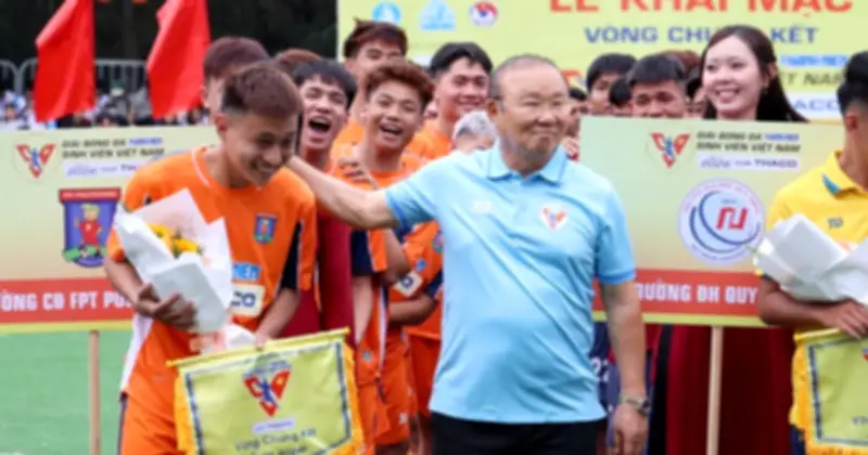 Sân Đại Học Nha Trang 'vỡ òa' khi HLV Park Hang-seo xuất hiện tại giải bóng đá sinh viên