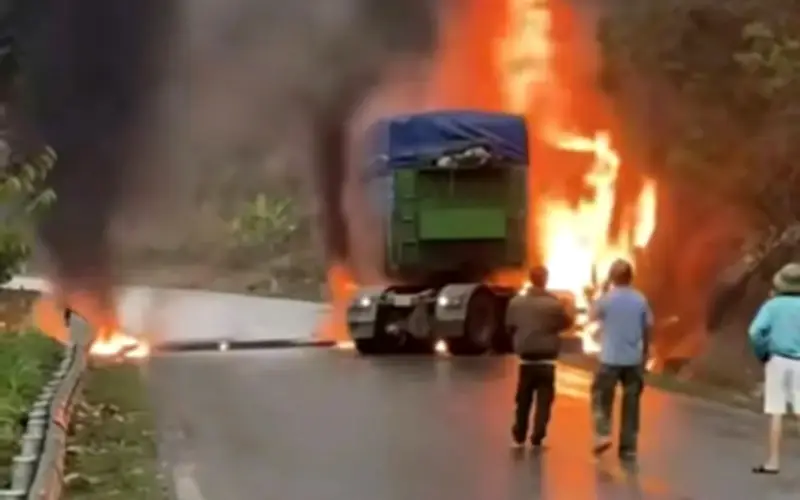 Sơn La: Xe đầu kéo bốc cháy dữ dội sau tai nạn trên Quốc lộ 6