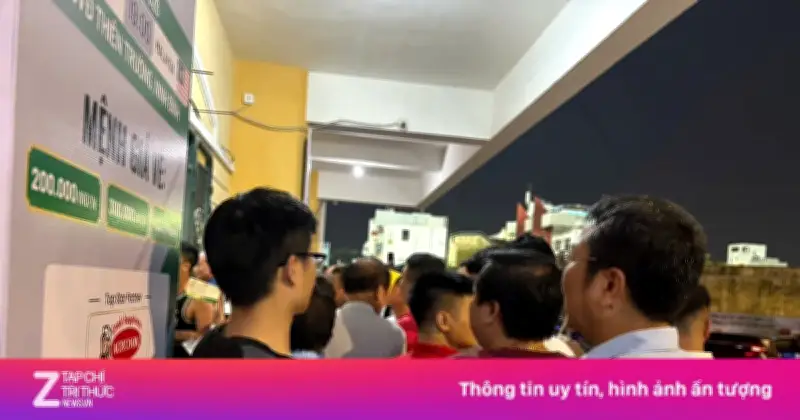 Sân Thiên Trường náo loạn: CĐV bức xúc vì không thể vào sân xem trận đấu