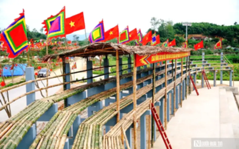 Sân vận động tre 2.000 chỗ ngồi: 'Khán đài cảm xúc' giữa mùa hoa gạo Nghệ An