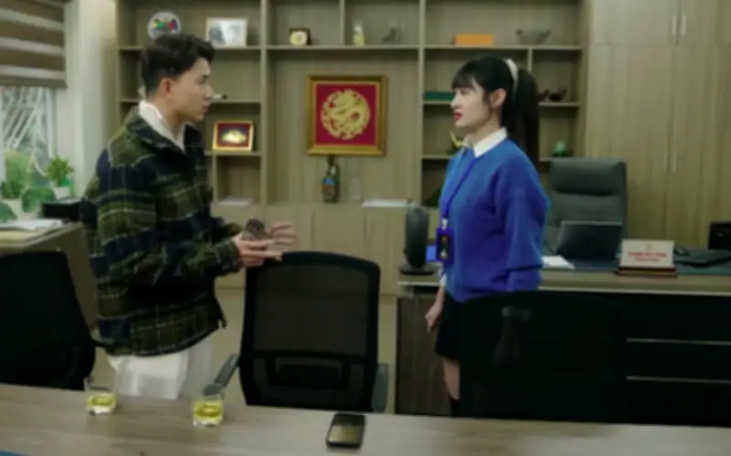 Sếp Ngỡ Ngàng Phát Hiện Camera Quay Lén Trong Phòng Làm Việc Riêng