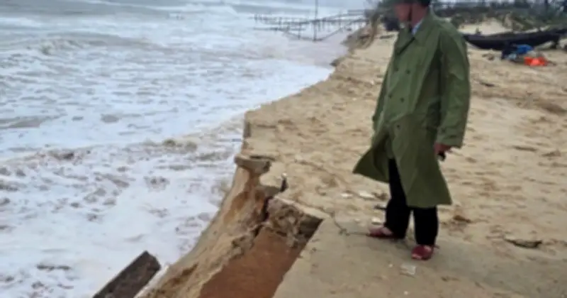 Sạt lở nghiêm trọng tại bãi tắm Mỹ Thủy, Quảng Trị do sóng lớn và nước biển dâng