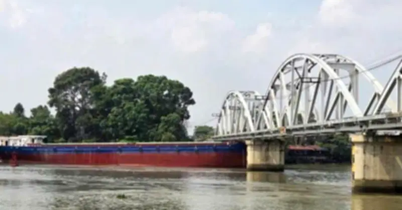 Sạt lở tổng cầu Ghềnh, nhiều người đi xe máy ngã trên cầu ở Đồng Nai