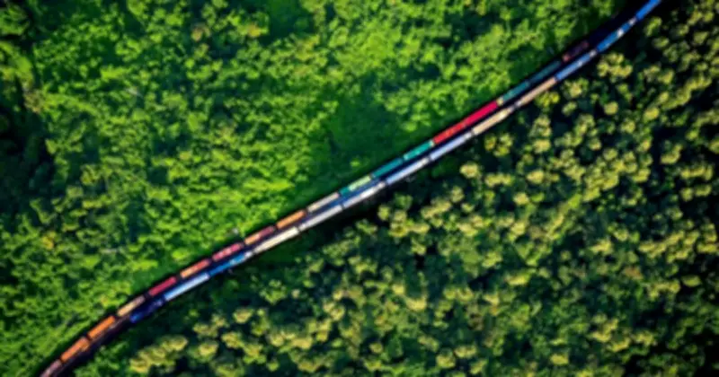 Sạt đá đèo Hải Vân làm trật bánh tàu, thiệt hại hơn 10 tỷ đồng, gây gián đoạn đường sắt Bắc – Nam