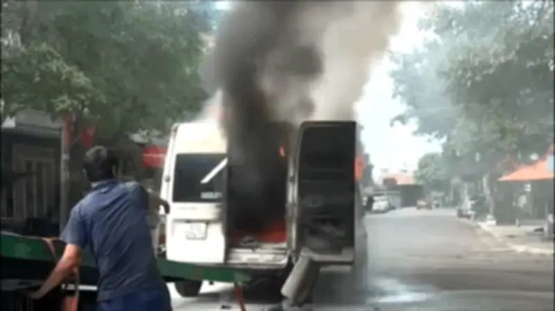 Ô tô 16 chỗ bốc cháy dữ dội trên bàn nâng xe cứu hộ tại TPHCM