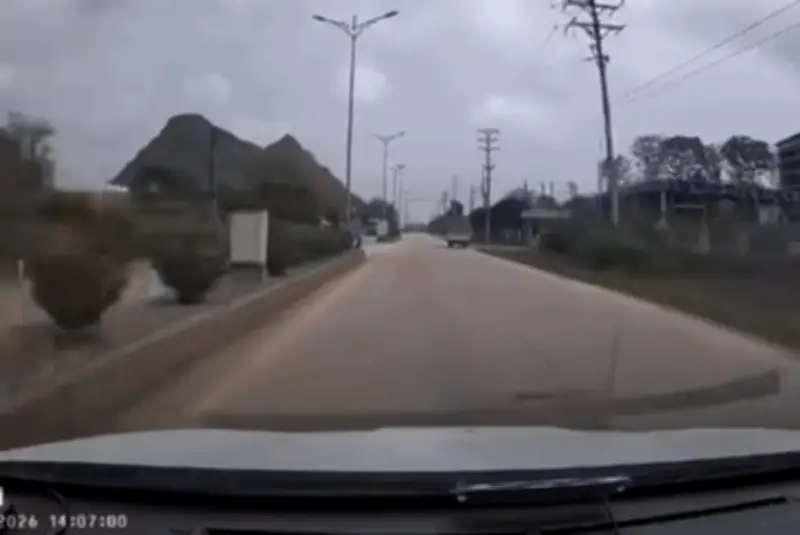 Ô tô bị lật như trong phim hành động, tài xế thoát hiểm trong gang tấc