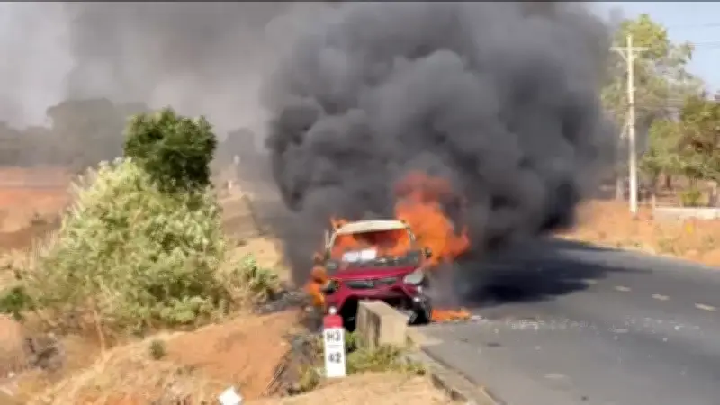 Ô-tô bốc cháy dữ dội trên đường ĐT.716 ở Bình Thuận, tài xế bị thương