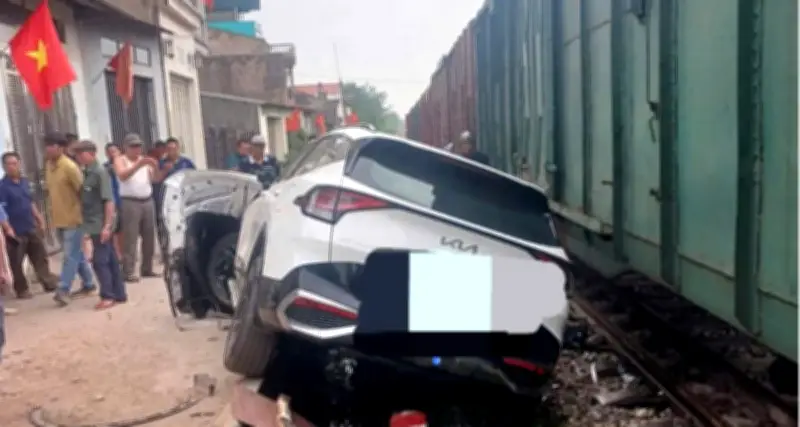 Ô Tô Băng Qua Đường Sắt Tự Mở Va Chạm Với Tàu Hỏa Ở Lạng Giang, Bắc Giang