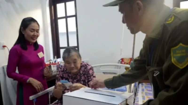 Tổ bầu cử mang hòm phiếu đến nhà cho cụ bà 89 tuổi tại TP.HCM