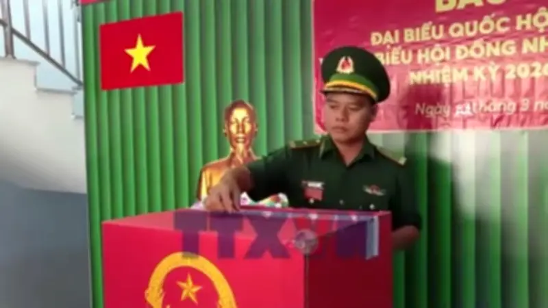 Tổ bầu cử số 3 xã Sông Đốc hoàn thành bầu cử sớm tại Đồn Biên phòng Hòn Chuối