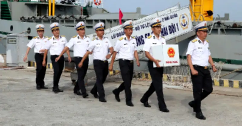 Tổ bầu cử sớm trên biển hoàn thành nhiệm vụ, đưa lá phiếu đến hơn 600 cử tri