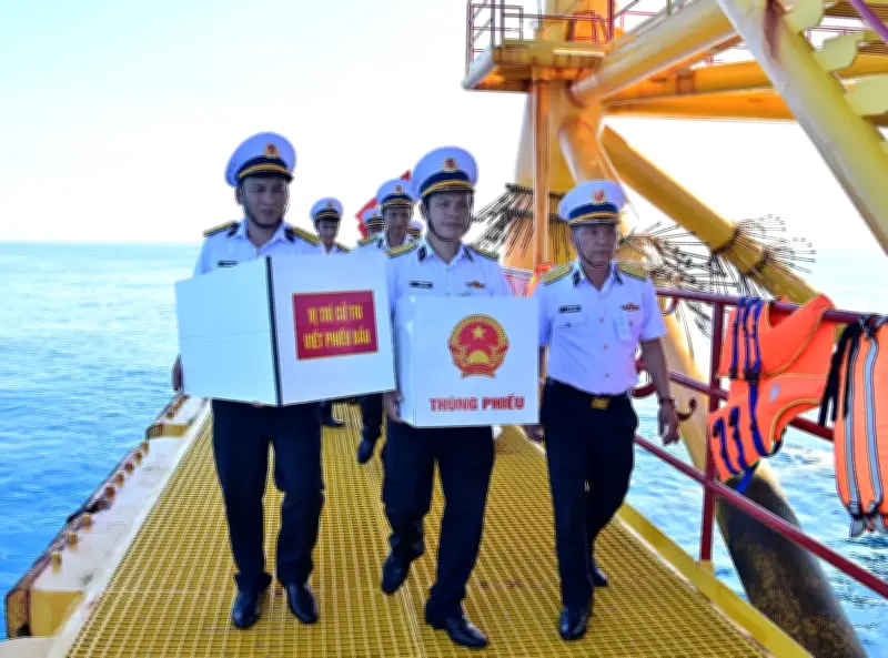 Tổ bầu cử sớm Vùng 2 Hải quân tổ chức bỏ phiếu trên biển cho cử tri