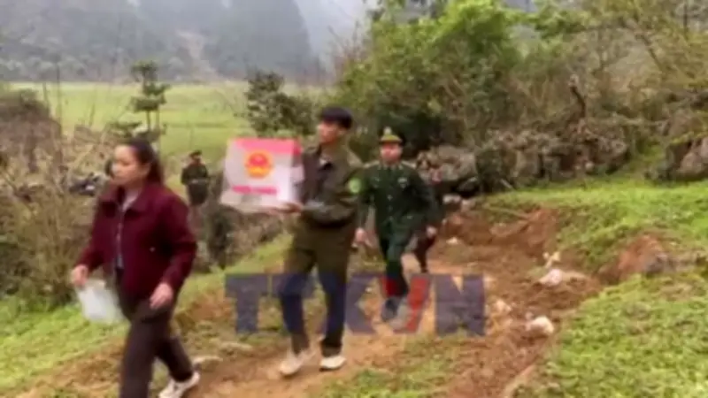 Tổ Bầu Cử Vượt Núi Đưa Hòm Phiếu Đến Nhà Cho Cụ Ông 92 Tuổi Ở Cao Bằng