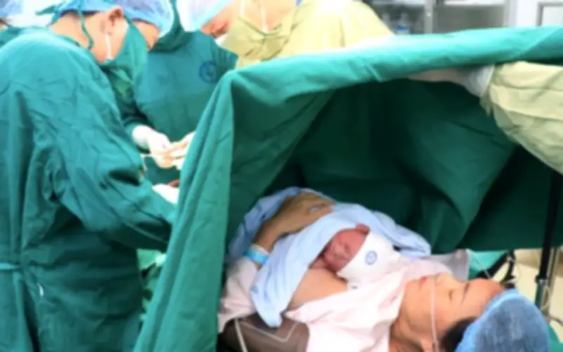 Từ ca sinh con ở tuổi 60, bác sĩ khuyến cáo lý do nên sinh con trước 35 tuổi