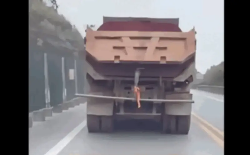 Từ clip TikTok, CSGT phạt 23 triệu đồng tài xế xe tải chìm mình trên cao tốc Nội Bài - Lào Cai