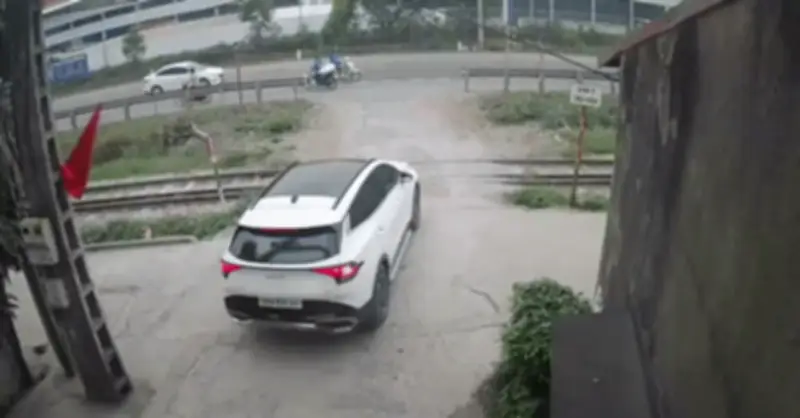 Ô tô con bị tàu hỏa tông trúng khi băng qua đường sắt không rào chắn