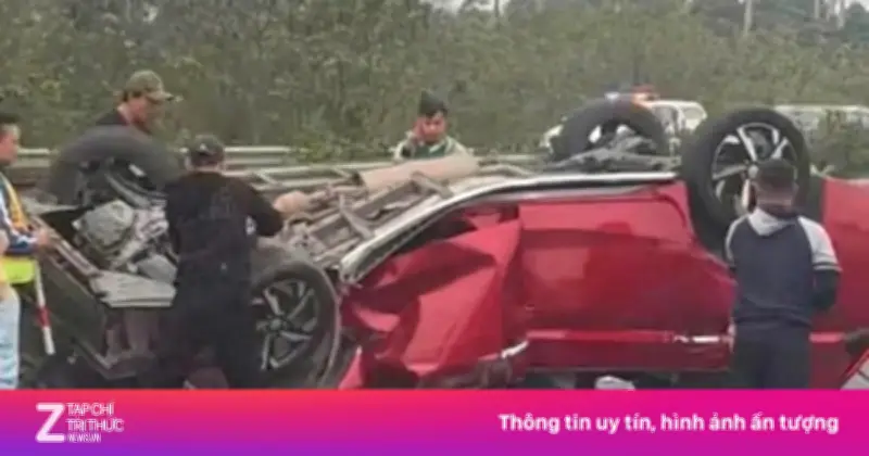 Ôtô con bị 'vò nát' trên cao tốc qua Ninh Bình, tài xế may mắn thoát nạn