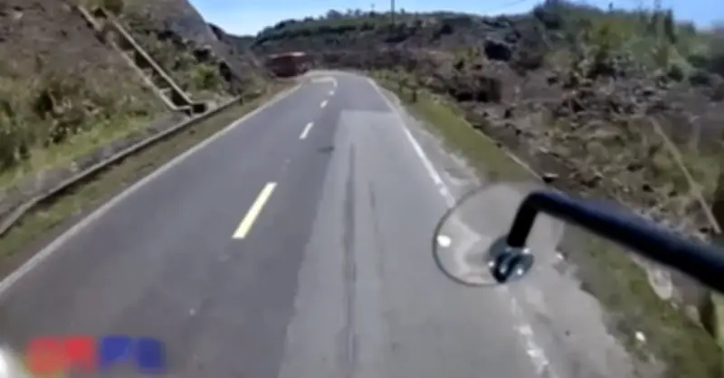 Ô tô con phóng nhanh vượt ẩu trên đèo, suýt đâm đầu xe khách