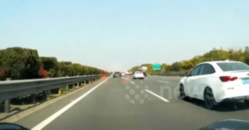 Ô tô con tăng tốc đột ngột, đâm hàng loạt phương tiện trên cao tốc