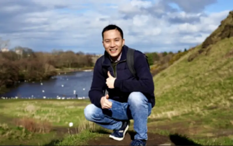 Từ cậu bé 4h sáng lội bùn đi học đến top 2 nhà khoa học ảnh hưởng nhất thế giới