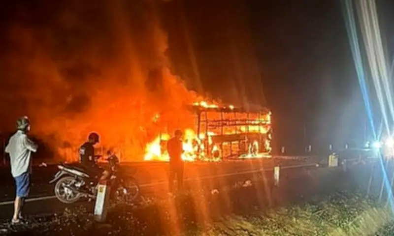 Ôtô giường nằm chở 44 khách bốc cháy dữ dội tại Đăk Lăk, may mắn không có thiệt hại về người