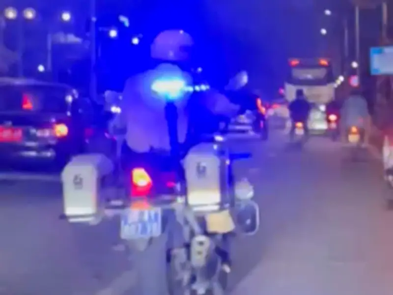 Từ lời đề nghị của người đàn ông đi ô tô, Thường vụ CSGT hành động khẩn