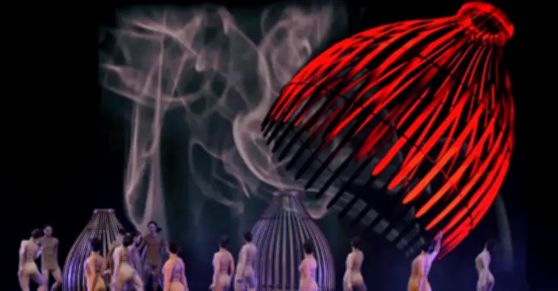 Từ Nón Chiếu đến Ballet Đỏ: Cuộc đảo chiếu thẩm mỹ đầy táo bạo