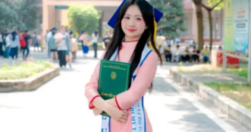 Tà Áo Dài Truyền Thống Thắp Sáng Niềm Tự Hào Trong Ngày Tốt Nghiệp Của Sinh Viên