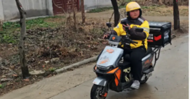 Từ Shipper Thành Phố Đến 'Ông Hoàng Giao Hàng' Độc Quyền Của Cả Thị Trấn