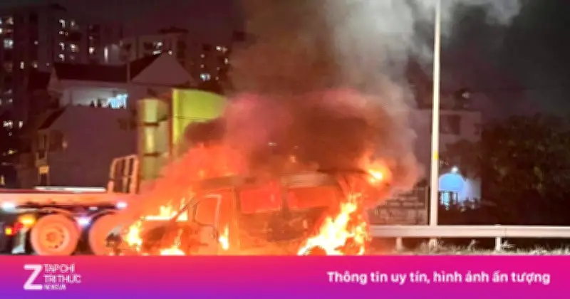 Ôtô Tải Van Bốc Cháy Dữ Dội Trên Xe Cứu Hộ Tại TP.HCM