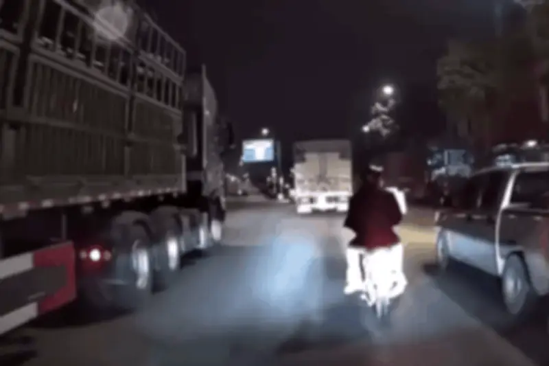 Ô tô tạt đầu ngã xe máy: Hành vi nguy hiểm có thể gây tai nạn chết người