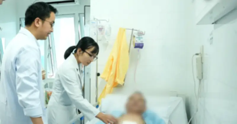 Tự Ý Uống Thuốc Đau Bụng, Người Đàn Ông Thủng Dạ Dày, Ngừng Tim Trên Bàn Mổ
