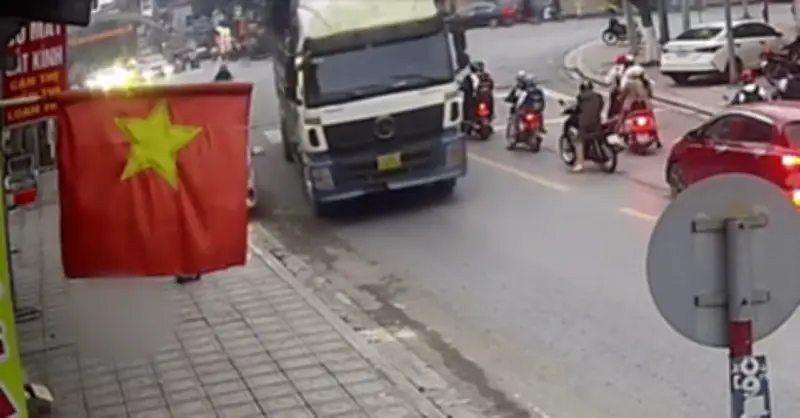 Ô tô vượt ẩu lao lên vỉa hè húc văng người phụ nữ rồi bỏ chạy