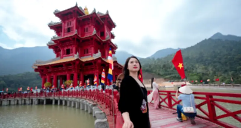 Tòa tháp đổ rực lung linh về đêm cách Hà Nội 140km gây sốt mạng xã hội