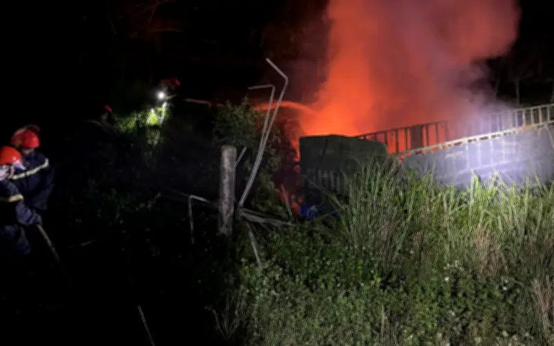 Tai nạn giao thông kinh hoàng tại Hà Tĩnh, tài xế tử vong trong đám cháy xe đầu kéo