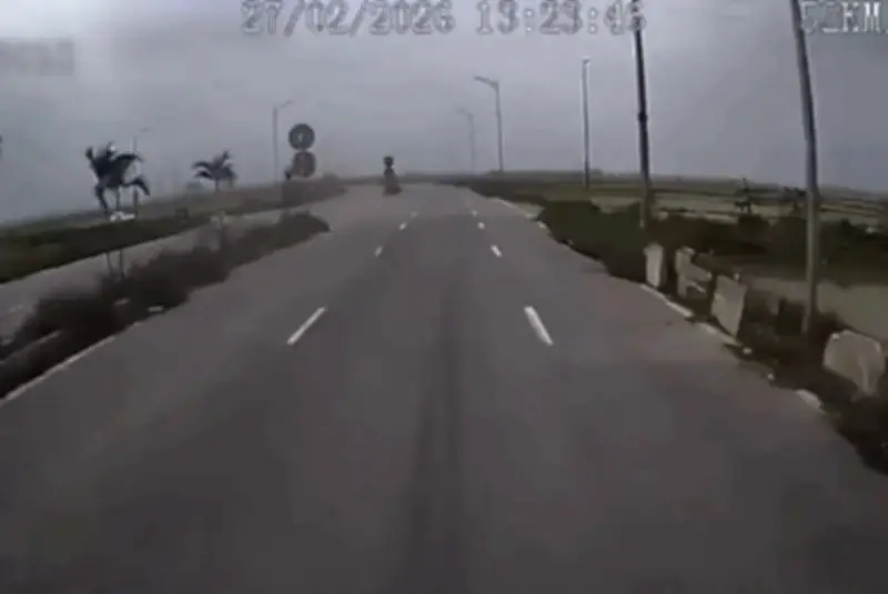 Tai nạn giao thông nghiêm trọng: Ô tô con bị xe khách đâm văng trên đường nhánh