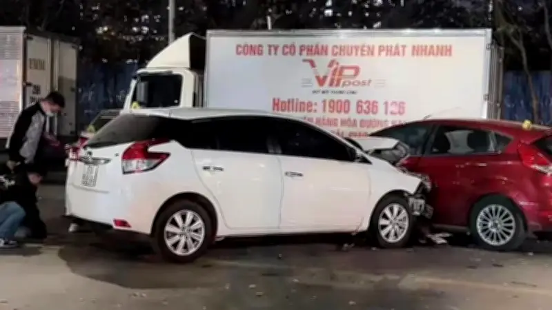 Tai Nạn Giao Thông Nghiêm Trọng Tại Hà Nội: Xe Ô-tô Gây Va Chạm Liên Hoàn, 4 Người Bị Thương