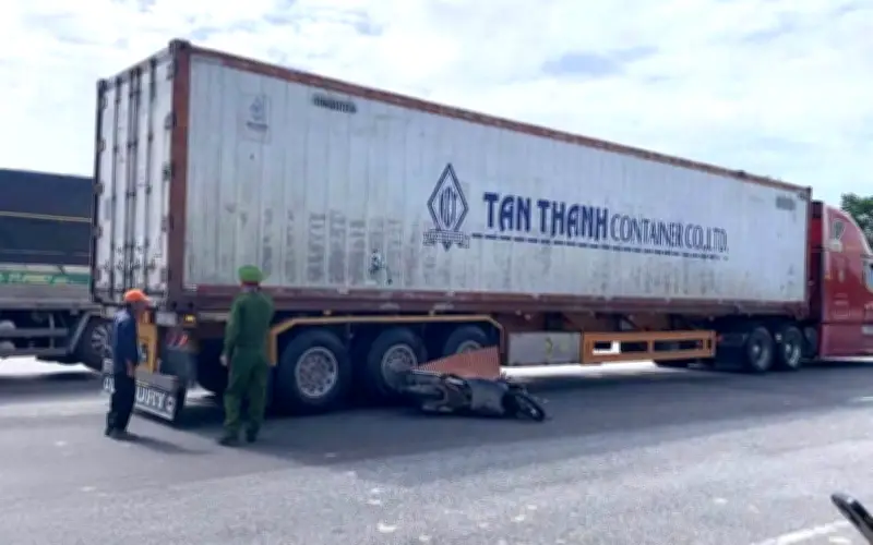 Tai nạn giao thông nghiêm trọng tại Huế: Một phụ nữ tử vong do va chạm với xe đầu kéo