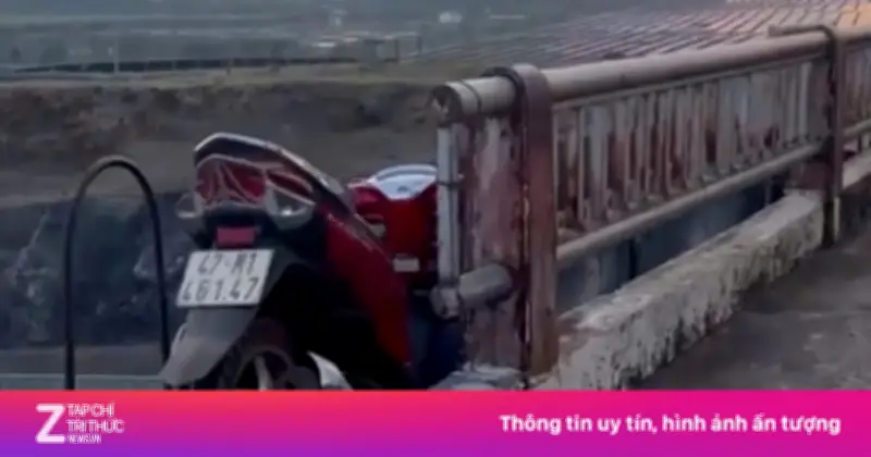 Tai nạn hy hữu ở Đắk Lắk: Người đàn ông rơi xuống cửa xả hồ tử vong, xe máy mắc kẹt trên lan can cầu