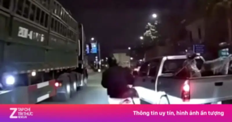 Tai nạn kinh hoàng: Ô tô bán tải tạt đầu, suýt đẩy 3 người vào gầm xe container