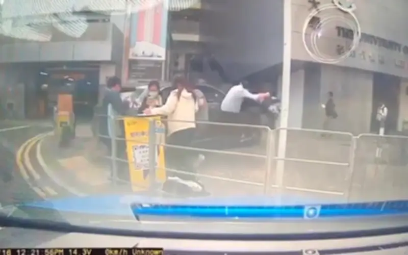 Tai nạn kinh hoàng tại Hồng Kông: Xe mất kiểm soát đâm trúng người đi bộ, 9 người bị thương