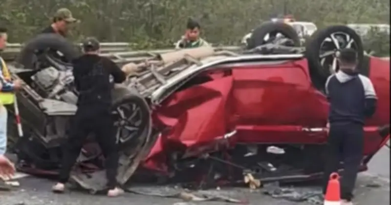 Tai nạn kinh hoàng trên cao tốc Pháp Vân - Cao Bồ, ô tô con lật ngửa sau va chạm với xe đầu kéo