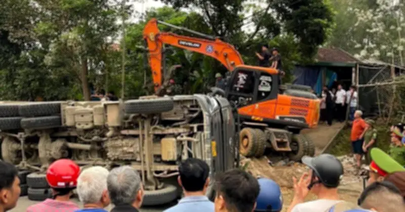 Tai nạn kinh hoàng: Xe đầu kéo đè bẹp ô tô con và xe máy, 2 người tử vong