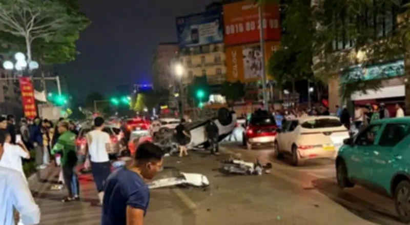 Tai nạn liên hoàn ở Hà Nội: Tài xế Lexus ngủ gật, đâm liên tiếp 6 xe