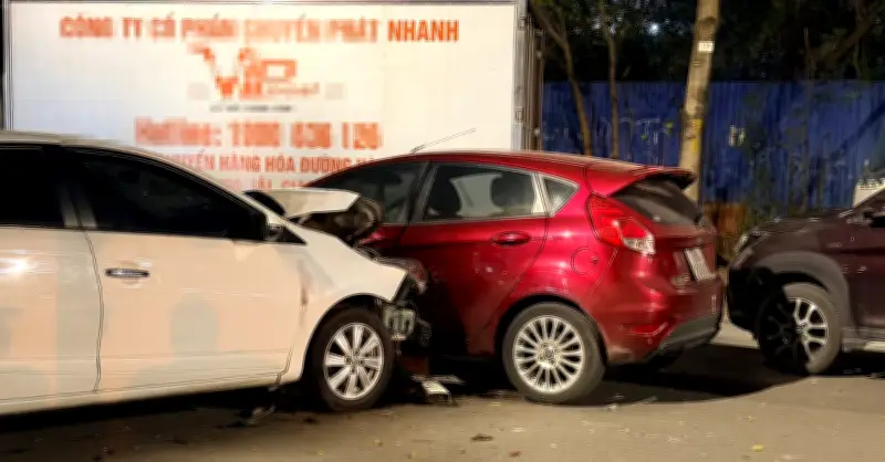 Tai nạn liên hoàn nghiêm trọng: Ô tô tông hàng loạt phương tiện, 4 người bị thương